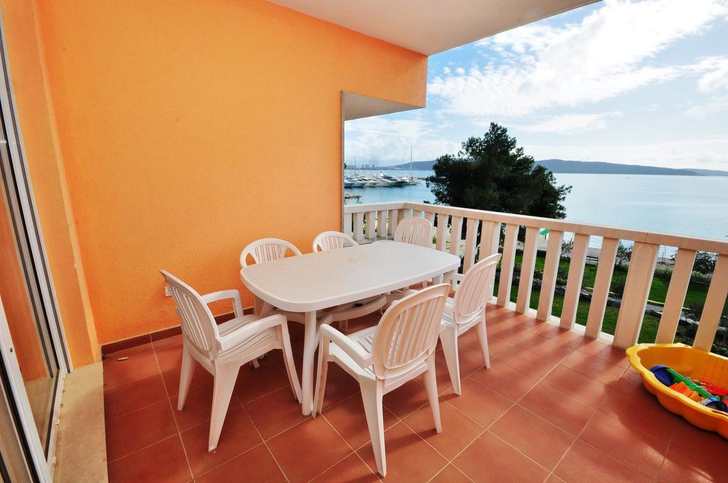 Apartment Luxury Cream Kastela Room photo