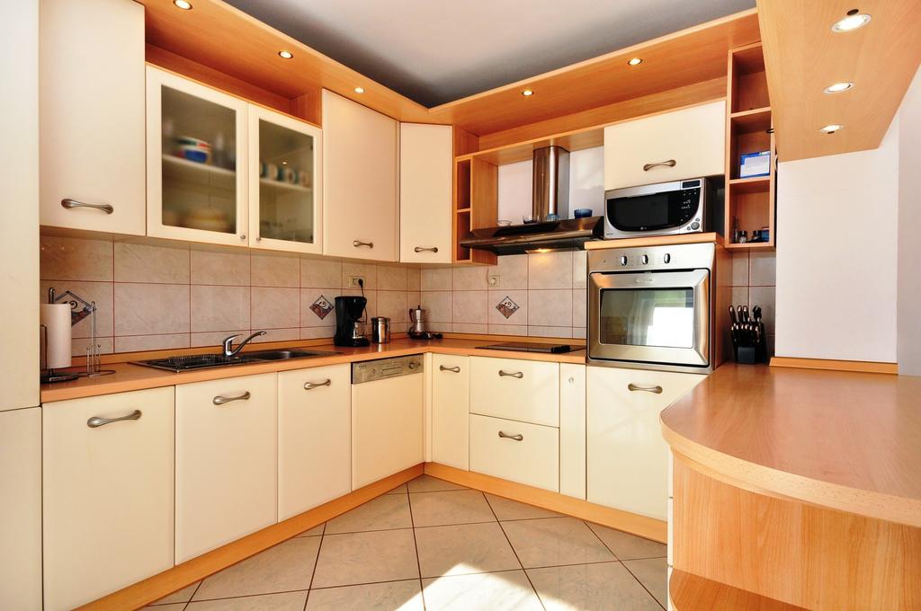 Apartment Luxury Cream Kastela Room photo