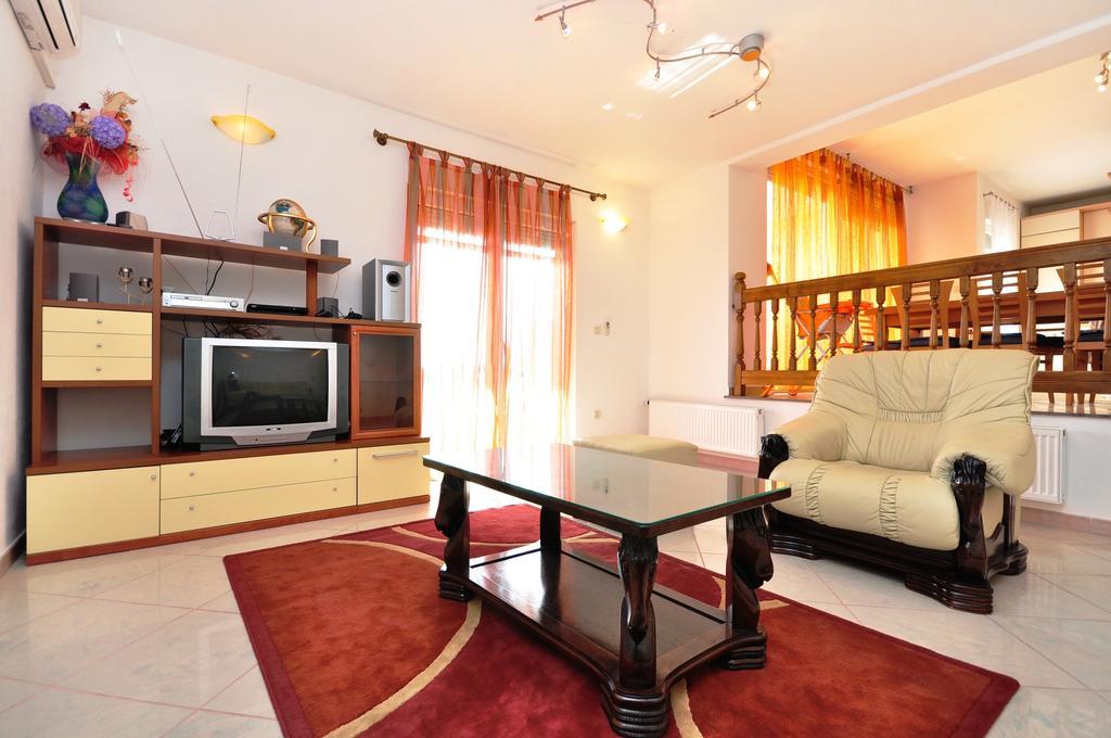 Apartment Luxury Cream Kastela Room photo